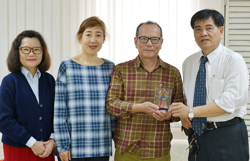 中心陳副執行長雲銘(右一)代表致贈紀念品給林朝輝先生。
