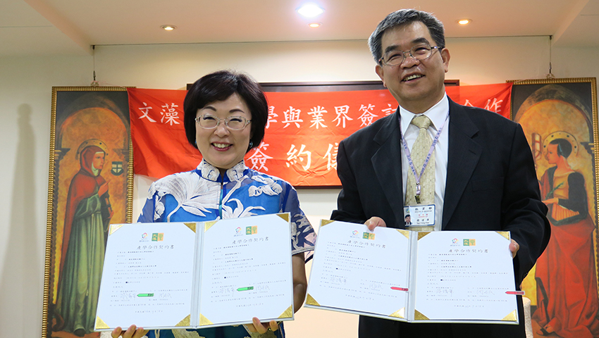 簽約儀式由國訓中心蔡清華董事長與周守民校長共同簽署