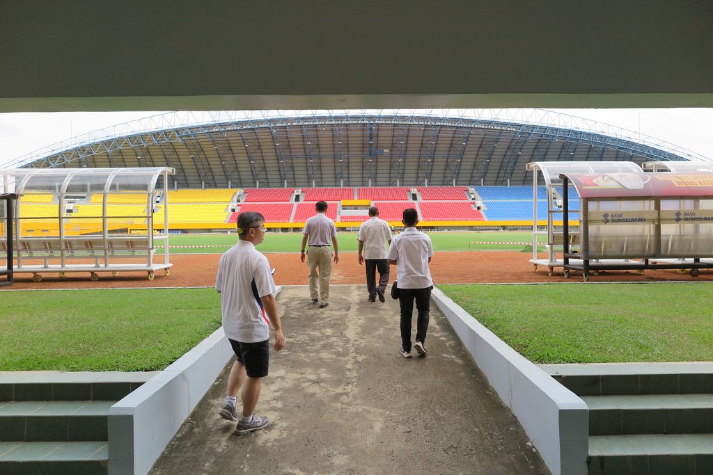 考察團了解場地現況，了解提供服務的可能性(巨港足球場地)。