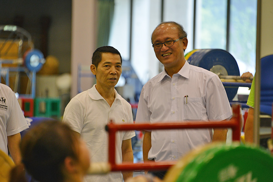 騰蛟董事長聽取舉重隊蔡溫義總教練的說明