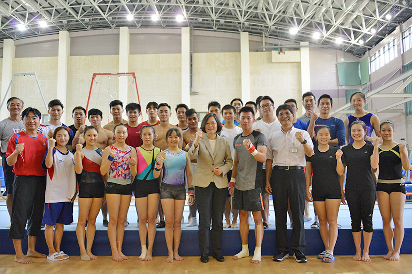蔡總統關心體操隊，並與教練、選手們合影