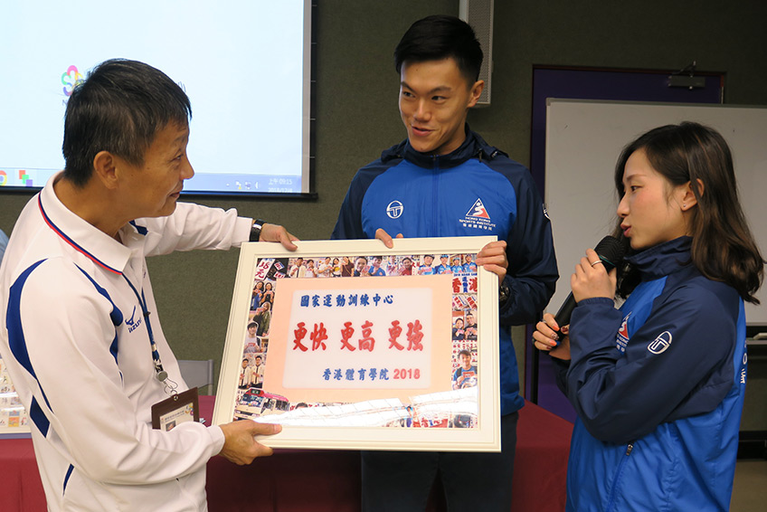 香港武術選手莫宛螢(右)、擊劍選手陳建雄(中)贈送紀念品給國訓中心