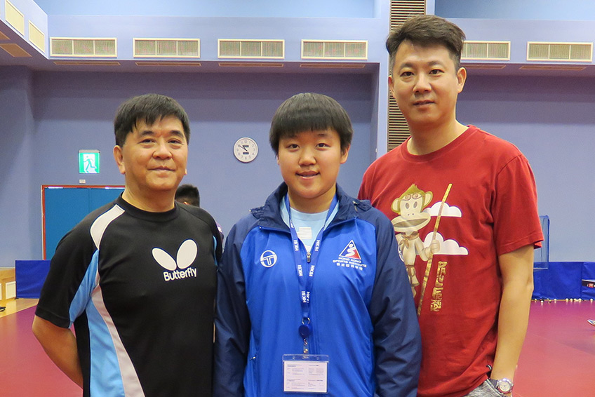 香港桌球選手麥子詠(中)和臺灣國家隊教練許榮展(左)和蔣澎龍(右)合影