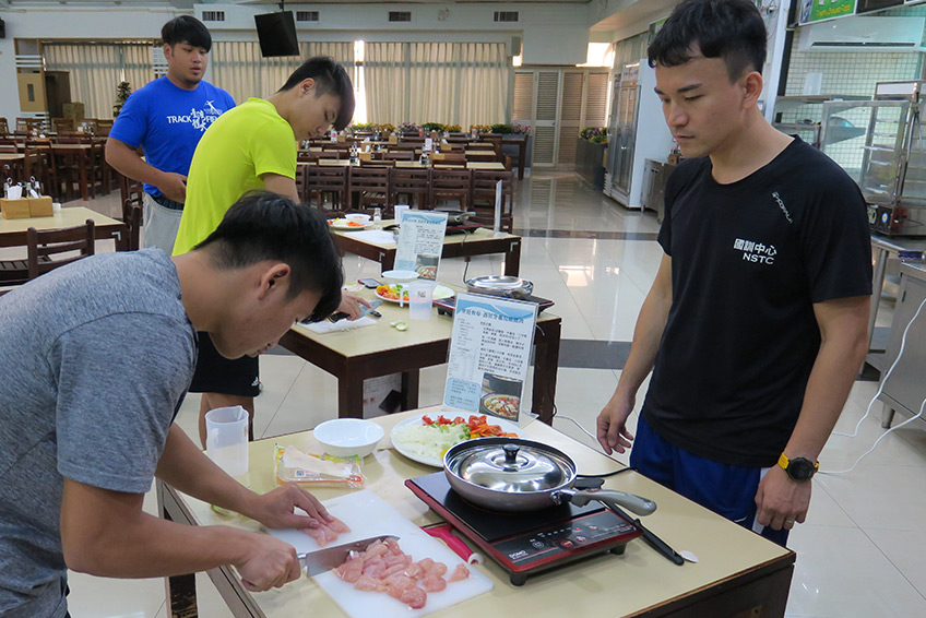 越來越多的國際賽，選手們學會自己動手做，就能品嘗到家鄉味