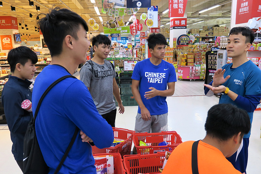 超市遊的目的是讓選手們懂得辨識食物的包裝。