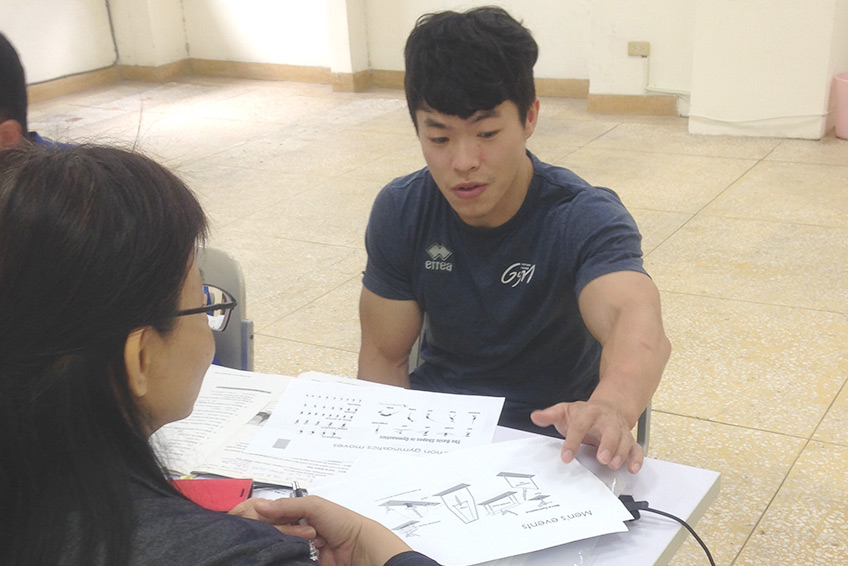 體操隊選手陳智郁(右)參加菁英課程