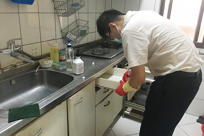 廚房清潔是國訓中心替代役役男的居家服務之一