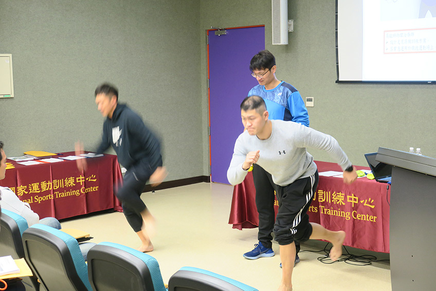 教練們在國訓中心體能訓練師黃呈原的引導下體驗訓練方法