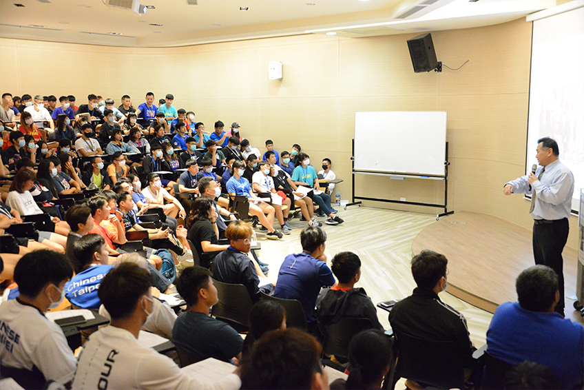國訓中心舉行109學年度第1學期開學典禮，邀請張南雄專題演講。