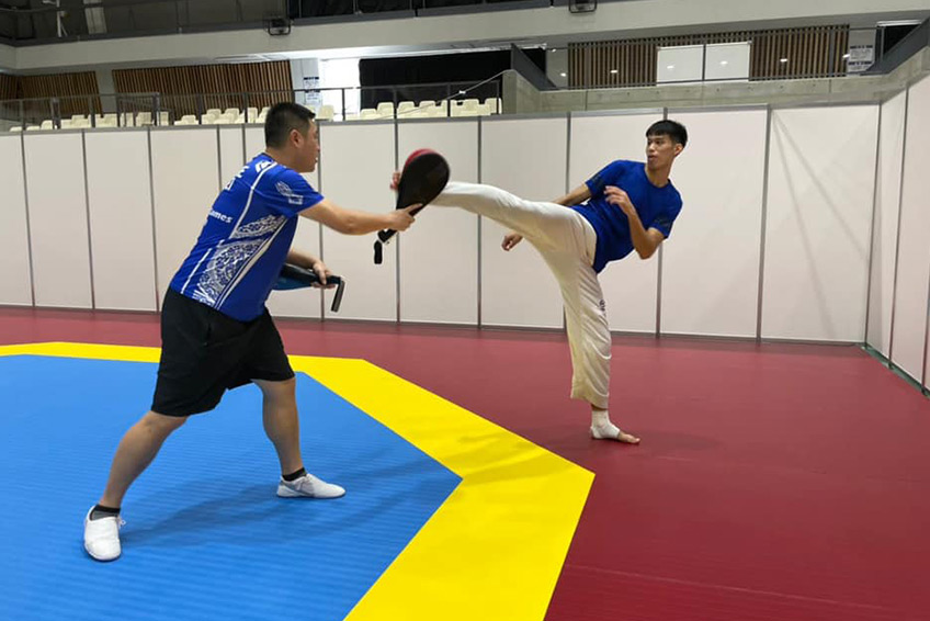 跆拳道選手劉威廷(左)與教練對打練習