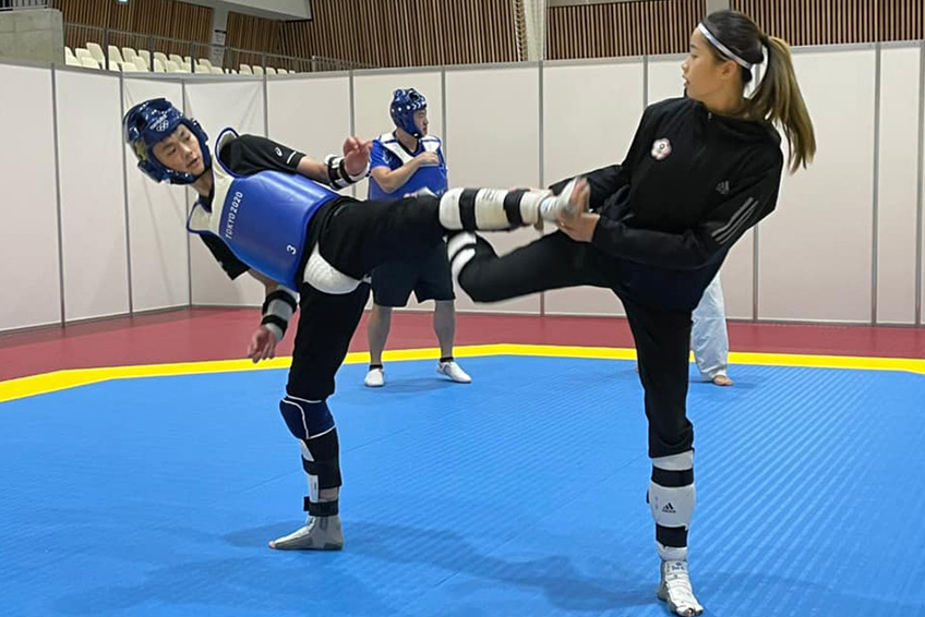 跆拳道選手黃鈺仁(左)、羅嘉翎(右)進行對打練習。