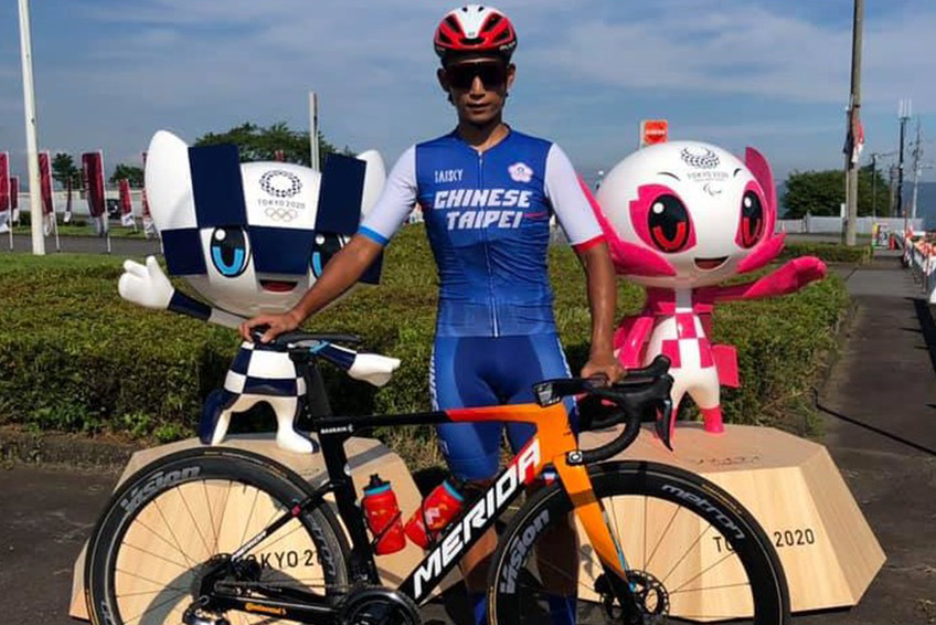 自由車選手馮俊凱在東京奧運吉祥物前留影