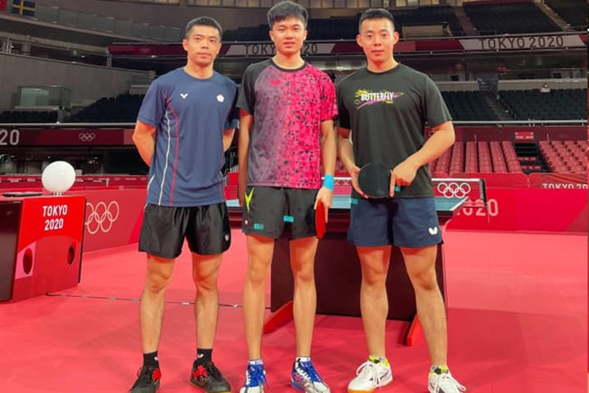 男子桌球選手(左起)莊智淵、林昀儒、陳建安在桌球場地合影