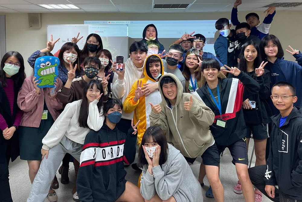 舉辦110學年度高中國訓專班第一屆聖誕晚會
