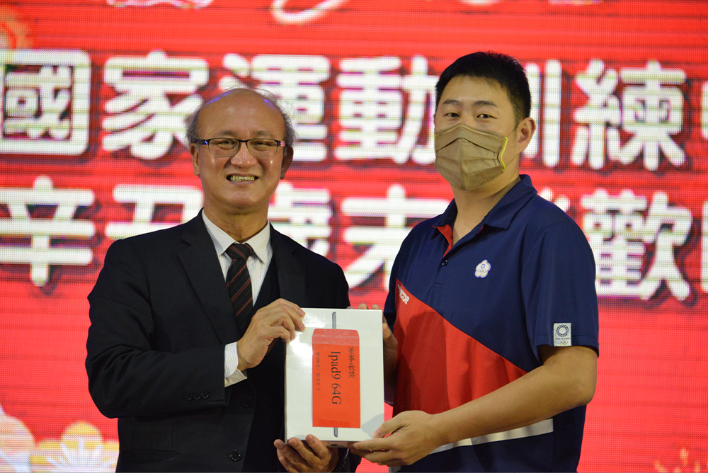 林騰蛟董事長抽出第一特獎，由跆拳道隊吳明傑教練幸運獲得