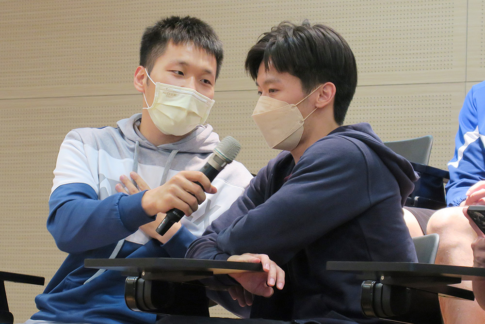 羽球選手李洋(左)與體操選手李智凱(右)演練媒體採訪及受訪回答