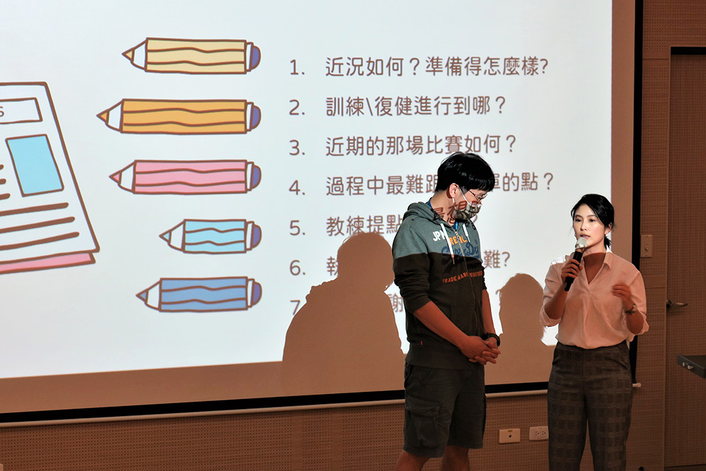 講師卓君澤(右)與擊劍隊教練劉奕呈(左)進行記者訪問練習