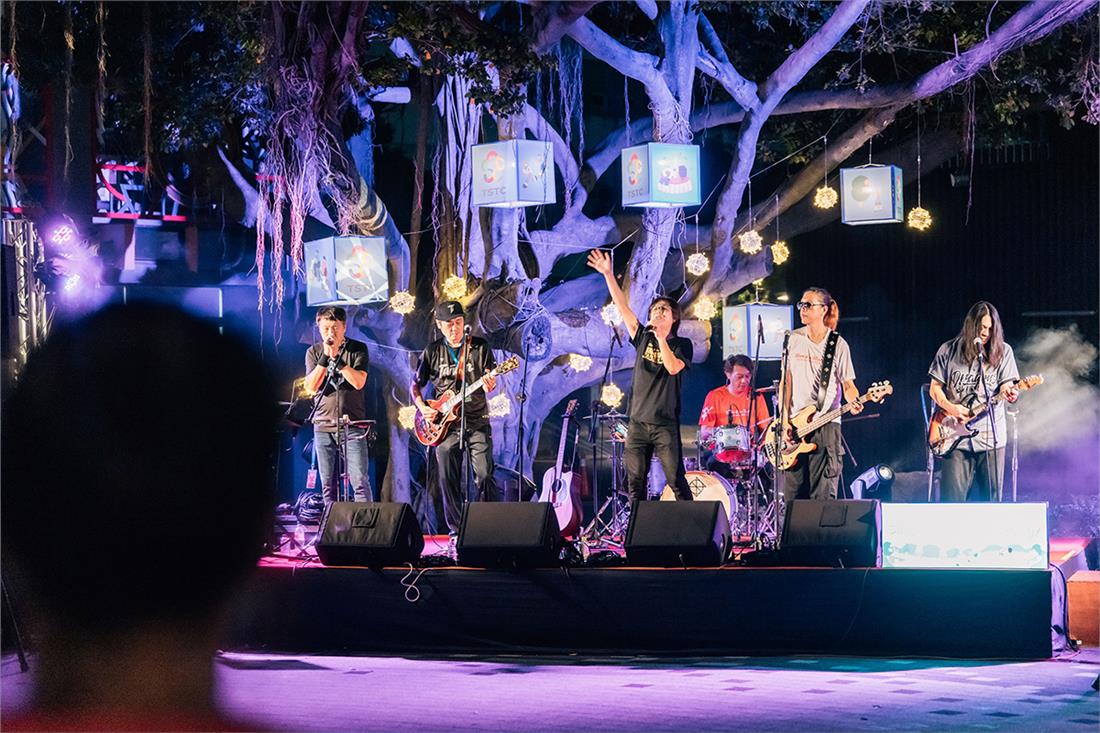 菁英廣場化身表演舞台，董事長樂團熱力開唱