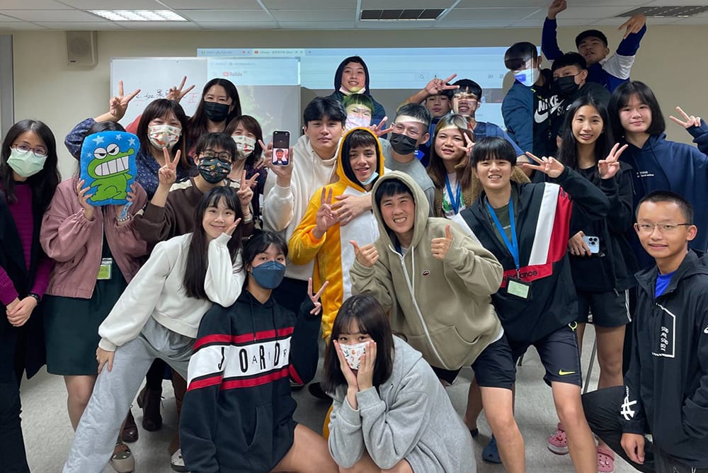 舉辦110學年度高中國訓專班第一屆聖誕晚會