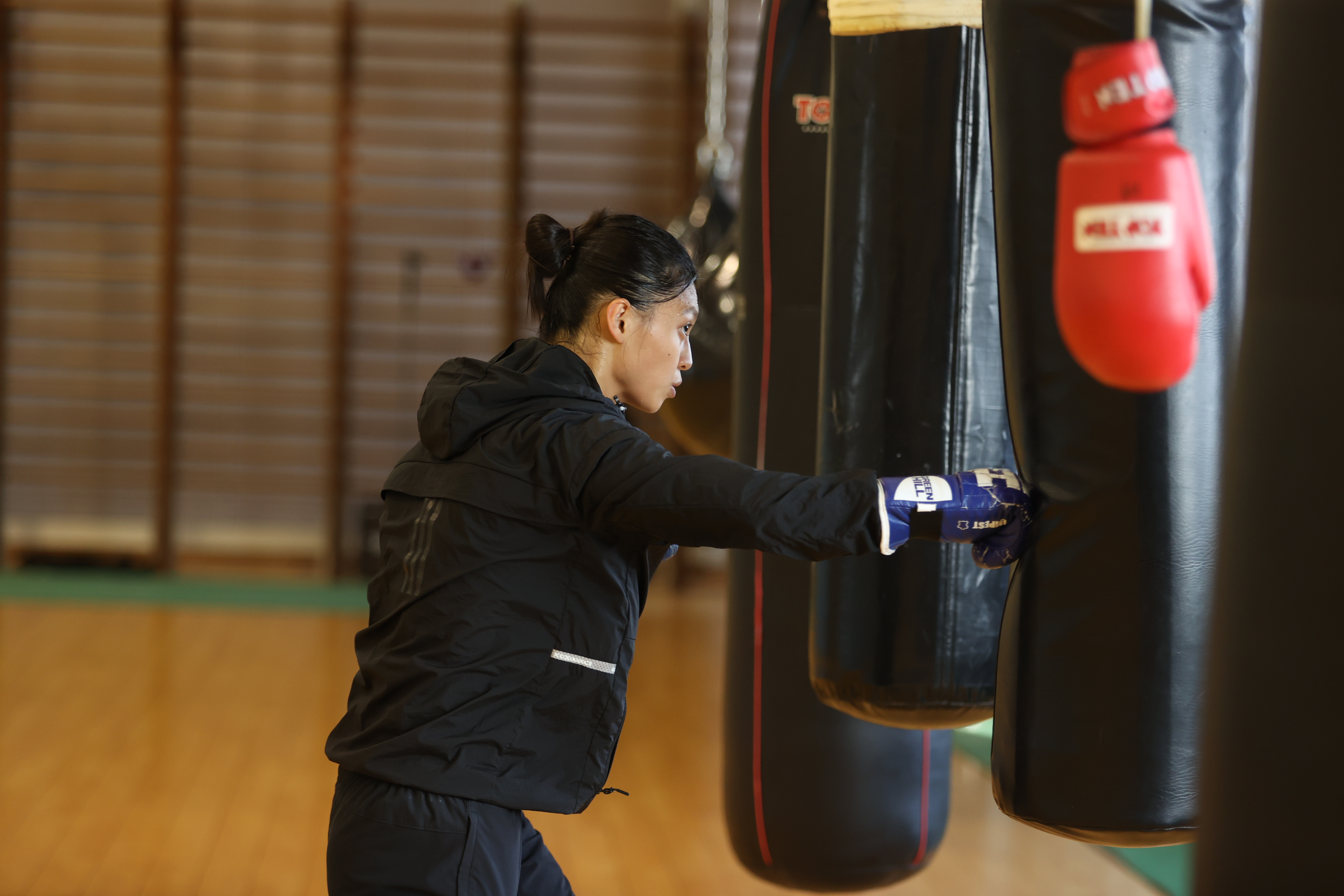 利用拳擊沙包協助自主訓練，提升精準度、速度、技巧等能力。