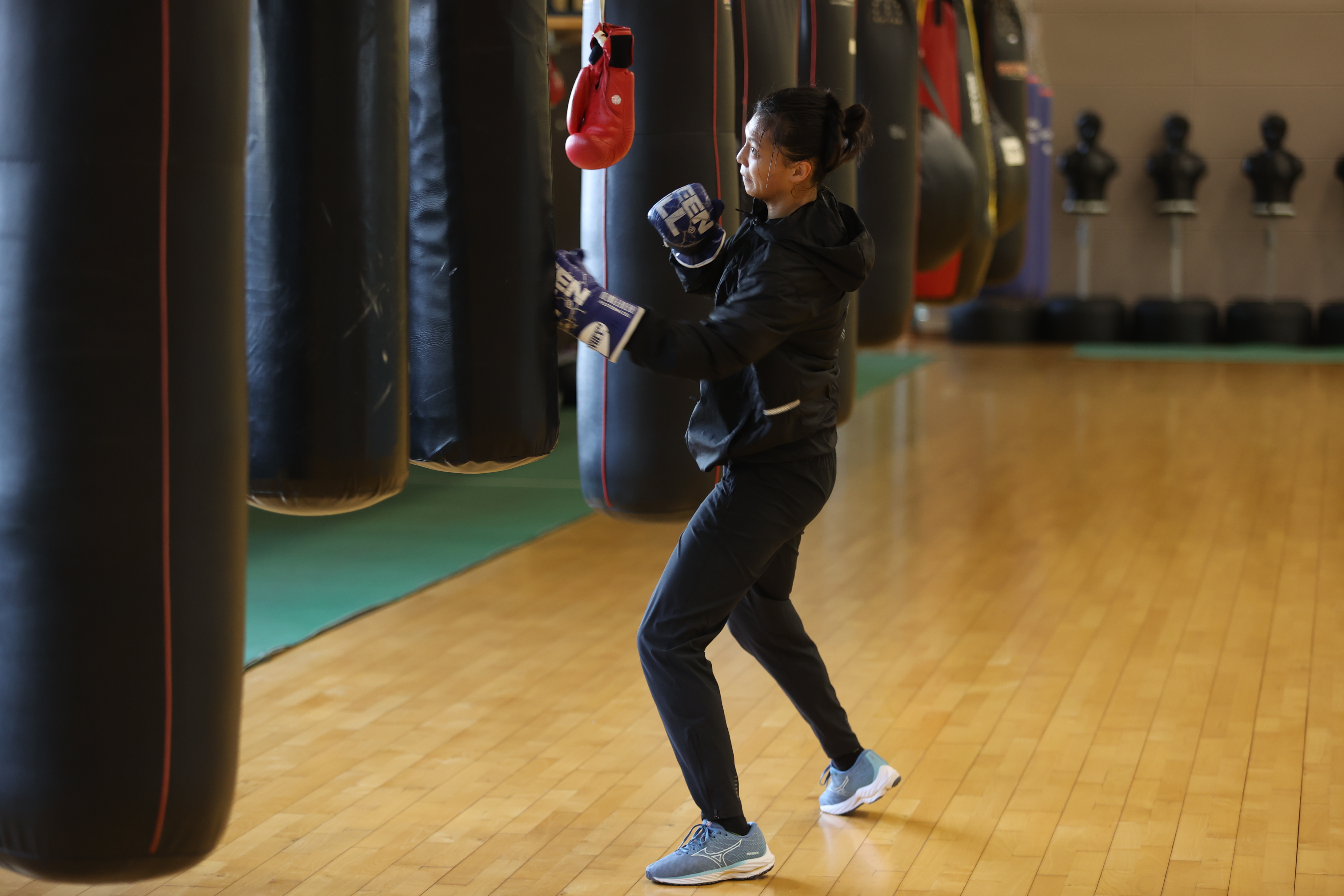 利用拳擊沙包協助自主訓練，提升精準度、速度、技巧等能力。