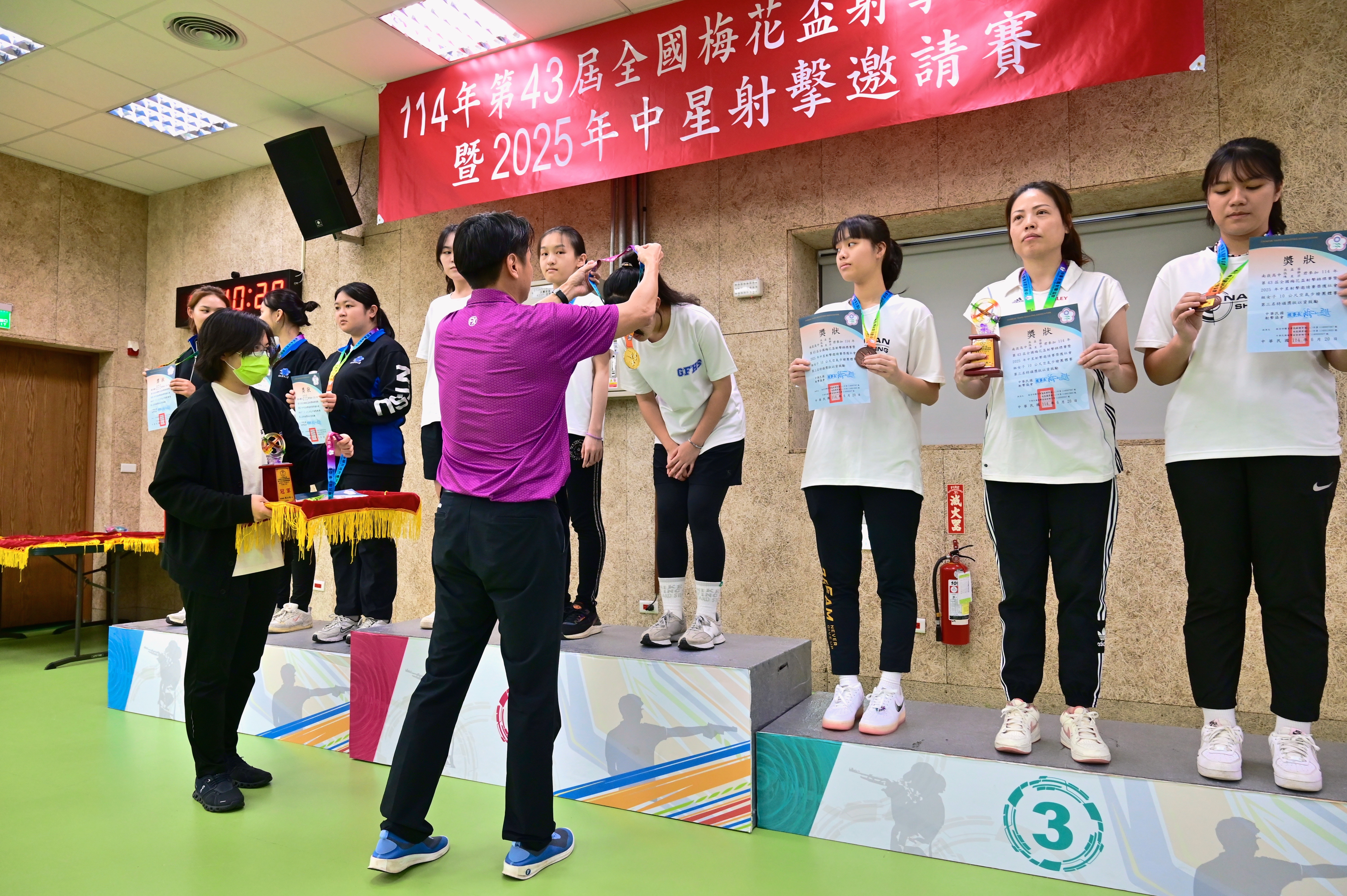頒發團體組獎牌