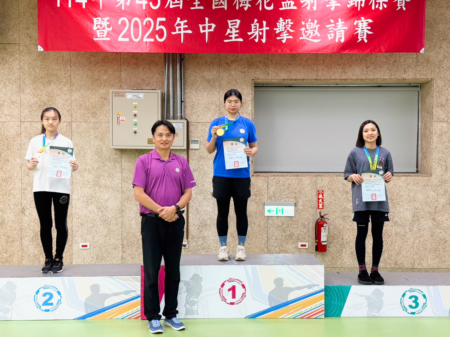 社會組女子10M空氣步槍_頒獎台合影