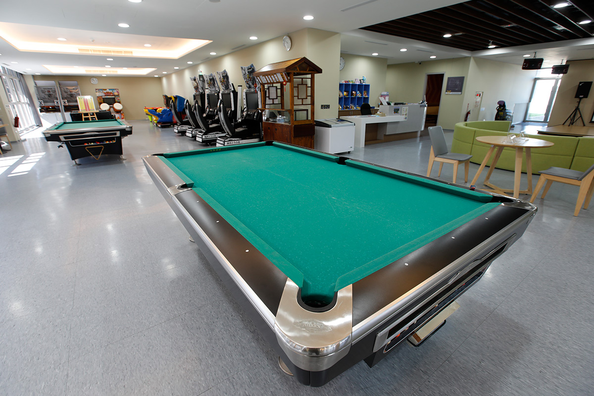 文康休閒中心提供撞球檯等休閒娛樂設施